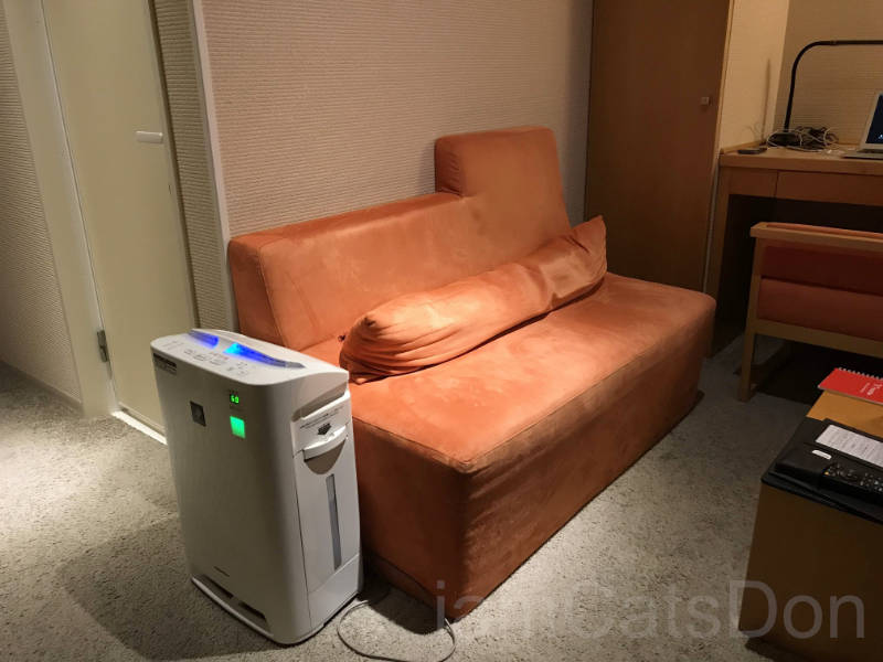 ココチホテル沼津 ビジネスタイプのコーナーツイン 加湿器付空気清浄機とソファー