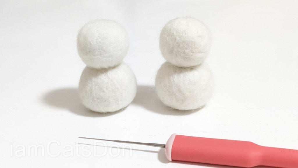 羊毛フェルト 白のフェルトボールで雪だるまのベースを作る